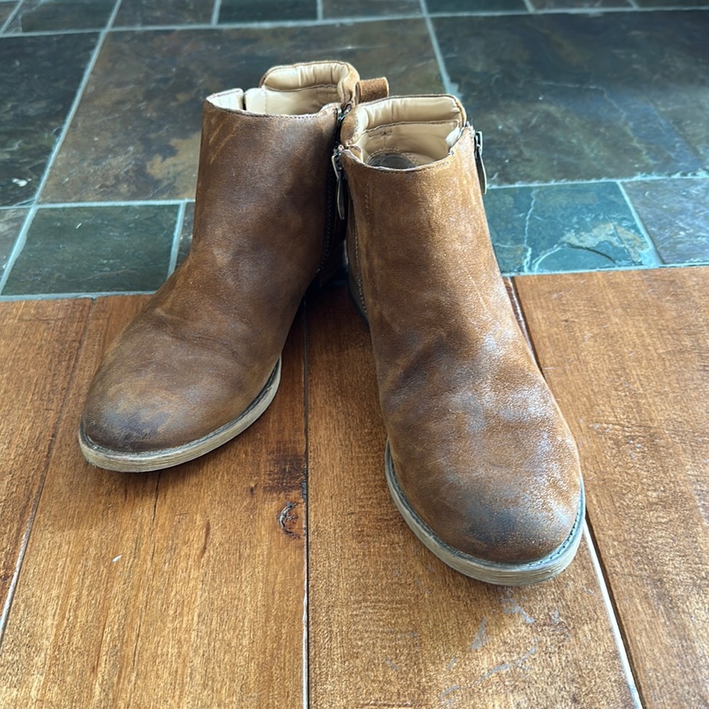 Franco Sarto Keegan styled booties with double zip color is caramel brown.